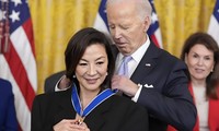 Tổng thống Joe Biden trao huân chương cho Dương Tử Quỳnh tại Nhà Trắng