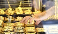 Giá vàng thế giới giậm chân tại chỗ, đồng USD cao kỷ lục 
