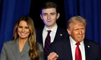 Barron Trump lần đầu cười