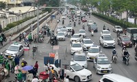 Taxi lại vây kín cổng bệnh viện Bạch Mai, xe cứu thương cũng khó ra vào