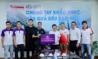 CLB bóng đá Hà Nội đến báo Tiền Phong trao 200 triệu đồng giúp đồng bào khắc phục hậu quả bão lũ