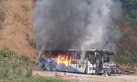 Xe khách chở học sinh bốc cháy dữ dội ở Hòa Bình