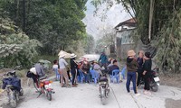 Hàng chục người dân chặn cổng mỏ đá ở Hòa Bình