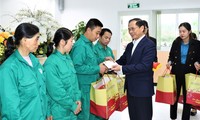 Bộ trưởng Ngoại giao Bùi Thanh Sơn tặng quà công nhân lao động ở Hòa Bình