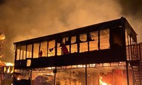Lửa cháy đỏ rực trong đêm tại xưởng ván gỗ ở Phú Thọ