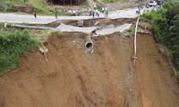 Phân luồng, khắc phục tuyến đường bị nứt gãy do mưa lũ ở Lai Châu