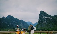 Đôi trẻ đi phượt xuyên Việt bằng xe máy 