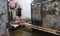Một tuần sau mưa, người Hà Nội vẫn phải bắc &apos;cầu khỉ&apos; vượt nước ngập