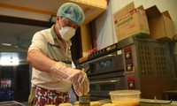 Tận mắt xem làm bánh Trung thu hương vị truyền thống ở làng Xuân Đỉnh thời 4.0