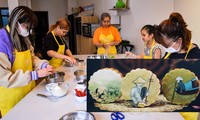 Người trẻ chi tiền học vẽ bánh Trung thu độc đáo, tự tay làm tặng người thân