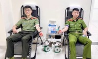 Hai chiến sĩ công an Sơn La hiến máu cứu bệnh nhân nguy kịch 