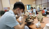 Về làng gốm Chu Đậu xem truyền nhân trẻ giữ gìn bản sắc