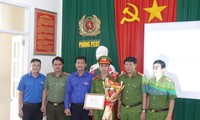 Trao và truy tặng huy hiệu Tuổi trẻ dũng cảm cho hai thanh niên ở Bình Thuận