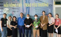 Hoa hậu Bảo Ngọc cùng Đoàn Thanh niên báo Tiền Phong thăm hỏi nạn nhân vụ cháy chung cư ở Khương Hạ