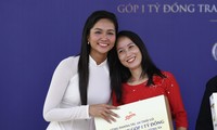 Hoa hậu H’Hen Niê cùng Danisa trao tri ân, tiếp sức cho giáo viên khó khăn tỉnh Sơn La