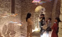 Bạn trẻ xếp hàng trải nghiệm không gian nghệ thuật bên trong công trình trăm tuổi ở Hà Nội