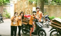 Nhóm học sinh Hà Nội gom rác bảo vệ môi trường