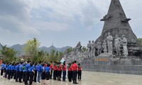 Hành trình Tôi yêu Tổ quốc tôi dâng hoa tại Tượng đài Bác Hồ với nhân dân các dân tộc tỉnh Lai Châu