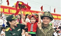 &apos;Em bé tượng đài&apos; nổi khắp mạng xã hội sau Lễ diễu binh, diễu hành kỷ niệm 70 năm chiến thắng Điện Biên Phủ 