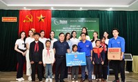 Đoàn thanh niên báo Tiền Phong tặng quà học sinh Trường dân tộc bán trú Huổi Luông