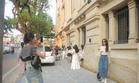Giới trẻ xếp hàng dài check in bức tường đậm chất Thượng Hải trên phố Lò Sũ