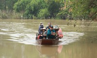 Bãi giữa sông Hồng ngập sâu, người dân đi chợ bằng thuyền 