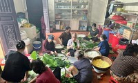 Người dân Hà Nội gói hàng nghìn chiếc bánh chưng gửi bà con vùng lũ 