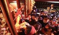 Người dân chen kín lối đi ở hội Gióng để xin lộc hoa tre