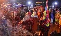 Dòng người đổ về dự khai ấn đền Trần dưới mưa lạnh, đặt 70 chốt an ninh