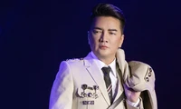 Sau vụ đeo huy hiệu lạ, live show của Đàm Vĩnh Hưng ở Hà Nội có được diễn ra không?