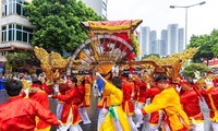 Hàng trăm người tham gia lễ rước tôn vinh tổ nghề dệt lụa Vạn Phúc