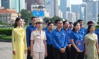 Đại biểu Thanh niên tiên tiến TPHCM dâng hoa, báo công với Chủ tịch Hồ Chí Minh