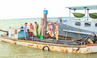 Cần Thơ: Phát hiện tàu chở hơn 4.000 lít dầu lậu trên sông Hậu