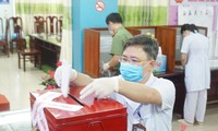 Một bệnh nhân COVID-19 thực hiện quyền công dân tại bệnh viện dã chiến số 1 Bắc Ninh 