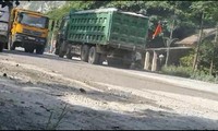 &apos;Binh đoàn&apos; xe quá tải cày nát đường, qua mặt CSGT tại vùng giáp ranh Hà Nội - Hòa Bình 