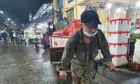 Vã mồ hôi trong rét 8 độ C ở chợ Long Biên