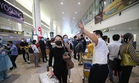Hai người trong đội ngũ phòng dịch tại sân bay Nội Bài tranh thủ chợp mắt khi không có khách làm thủ tục. 