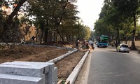 Nhiều tuyến phố tại Hà Nội đang lát lại vỉa hè không có biển báo công trình tại công trường xây dựng.