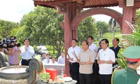 Thủ tướng Nguyễn Xuân Phúc dâng hương tại Di tích Thành cổ Quảng Trị