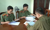 Cán bộ Cơ quan An ninh điều tra Công an tỉnh Quảng Trị làm việc với đối tượng Nguyễn Phước Đăng.