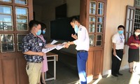 Thí sinh tháo khẩu trang để giám thị nhận diện khuôn mặt trước khi vào phòng thi ở trường THPT Lê Lợi (TP Đông Hà, Quảng Trị) sáng 9/8.