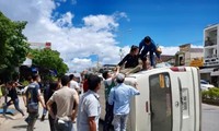 Giải cứu 14 người đi xe khách biển số Lào bị lật trên Quốc lộ 9