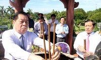 Trưởng Ban Tuyên giáo TƯ Nguyễn Trọng Nghĩa dâng hương Nghĩa trang liệt sĩ ở Quảng Trị