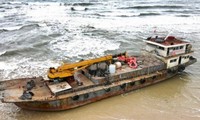 Xử lý &apos;tàu ma&apos; trôi dạt mắc cạn ở bờ biển Quảng Trị