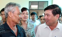 Ông Nguyễn Thành Phong trò chuyện với người dân sau buổi tiếp xúc.