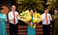 Tập thể lãnh đạo TPHCM tặng hoa chúc mừng tân Chủ tịch HĐND TPHCM Nguyễn Thị Lệ - Ảnh: Zing