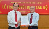 Ông Phan Nguyễn Như Khuê nhận quyết định Trưởng ban Tuyên giáo Thành ủy TPHCM ngày 24/6. Ảnh: SGGP.