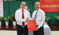 Ông Kiều Bình Chung (phải) Bí thư Quận ủy quận Tân Bình nhận quyết định nghỉ hưu từ ngày 1/9