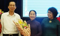 Phó Chủ tịch thường trực UBND TPHCM Lê Thanh Liêm và Chủ tịch Ủy ban MTTQ TPHCM Tô Thị Bích Châu (bìa phải) tặng hoa và chụp ảnh lưu niên với bà Võ Thị Dung 