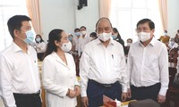 Chủ tịch nước Nguyễn Xuân Phúc tiếp xúc cử tri, vận động bầu cử